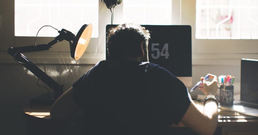 Lees waarom je 15 minuten stoelyoga op het werk nodig hebt