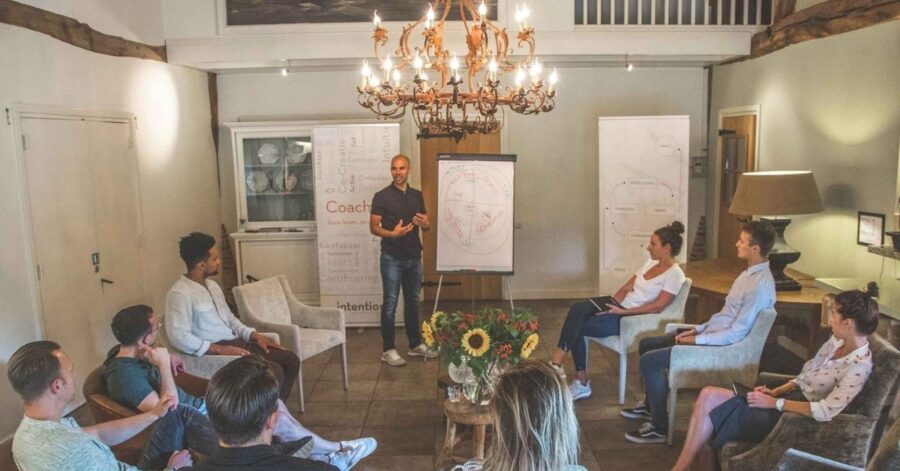 Leroy Naarden, instructeur op Soofos, helpt je via zijn online cursus om jezelf beter te leren kennen